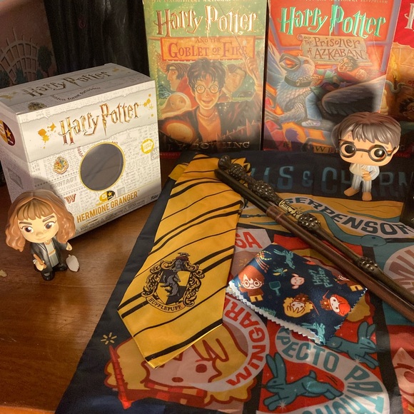Harry Potter collection bundle- books, figurines, wands, book bag & more - Picture 6 of 17